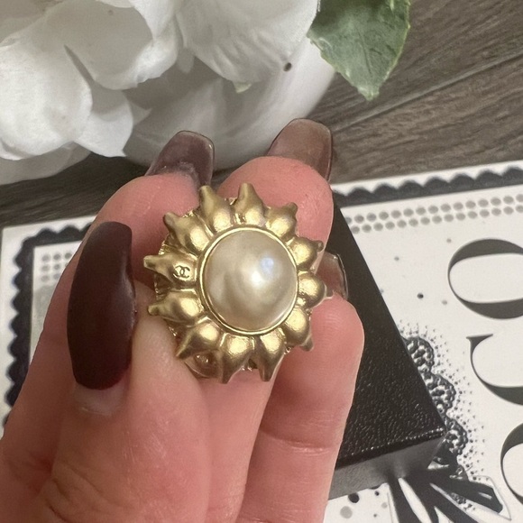 CHANEL Vintage Faux Pearl Gold CC Clip On Earrings - Picture 4 of 11